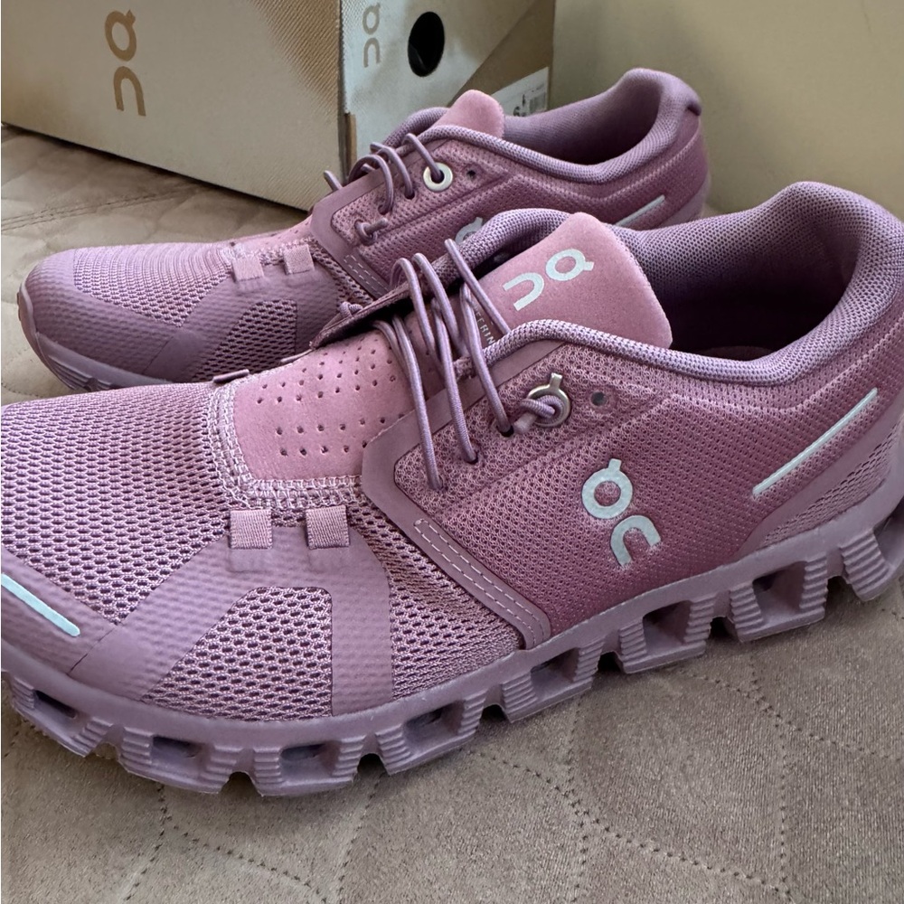 On Sneakers BNIB SIZE 6 Never Worn On Cloud